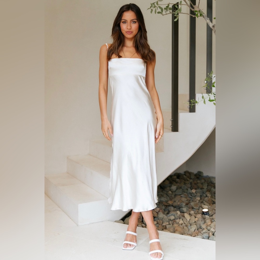 Midi dress color cream side slit